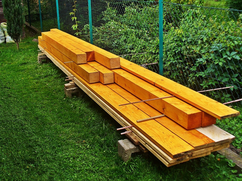 ebeniste-LA CRAU-min_boards_the_rafters_joinery_tree_painting_wood_colored_paint-871508